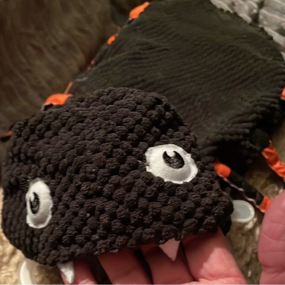 Vibrant Life SPIDER(S)Pet Costume, real cute with Velcro closure under tummy.